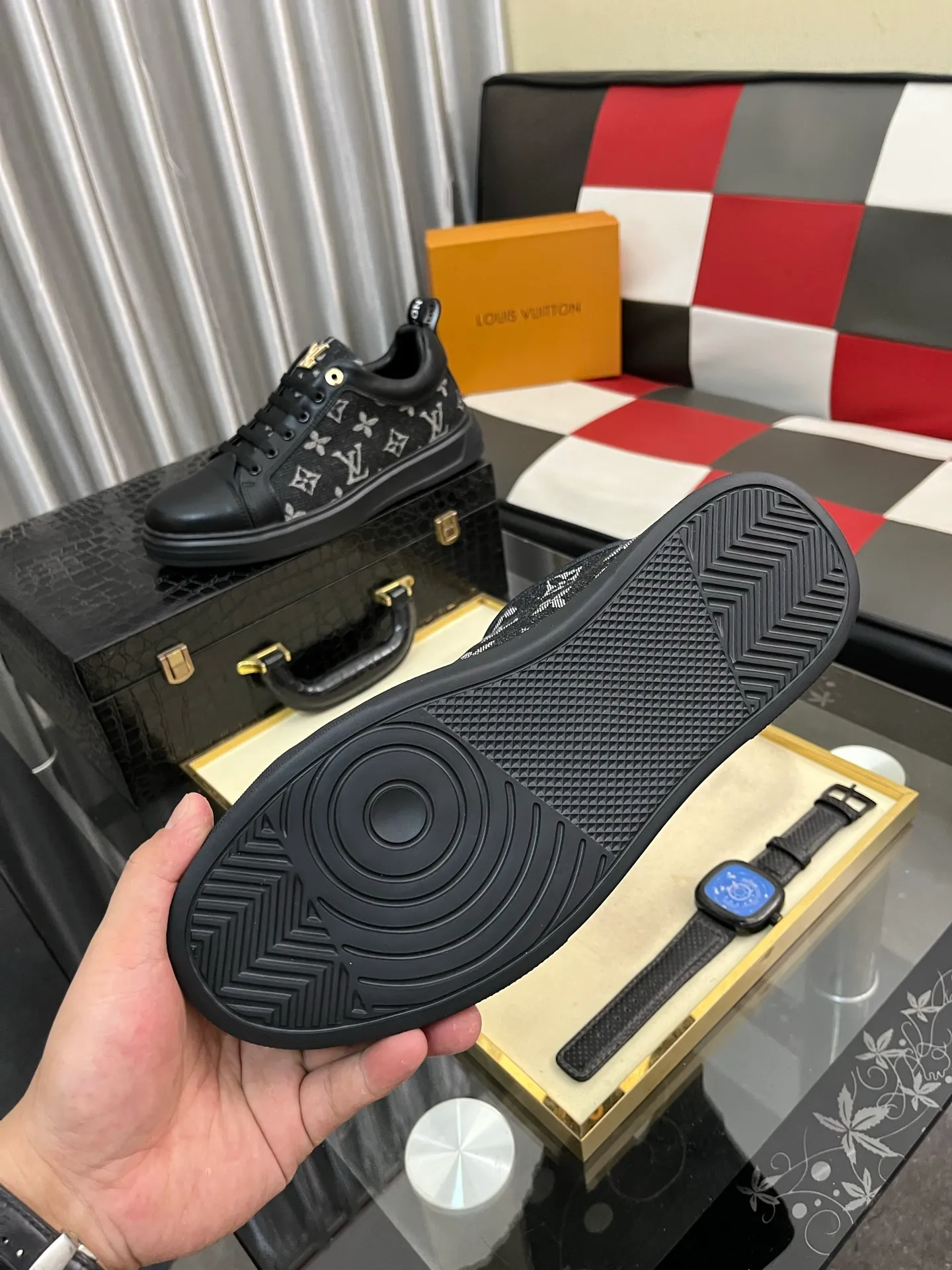 Men's shoes 💰400⌚️⌚️《Louis vuitton/LV Louis Vuitton》original quality.~ Unique modern style sneakers. 🏃A must-have casual shoe for trendy men😍😍 Original brand imported from Italy, imported original leather, cowhide lining (refuses to discolor and grind feet) sole: original sole provided by the original factory, French lazy style design ⚠️Fit to the feet, original quality, super comfortable original sole. Code number: 38-443️⃣Colors available